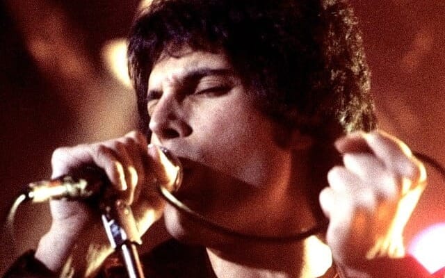 Freddie Mercury, voce, coraggio e teatralità